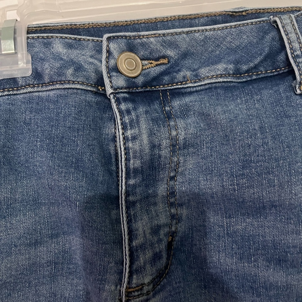 Women's Denim Shorts with Lace Trim - Picture 4 of 6